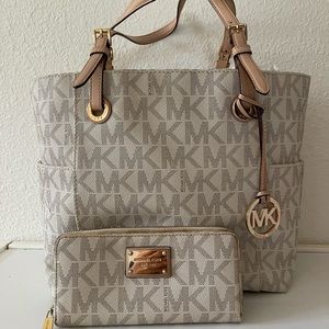 Micheal Kors Jet Set Tote